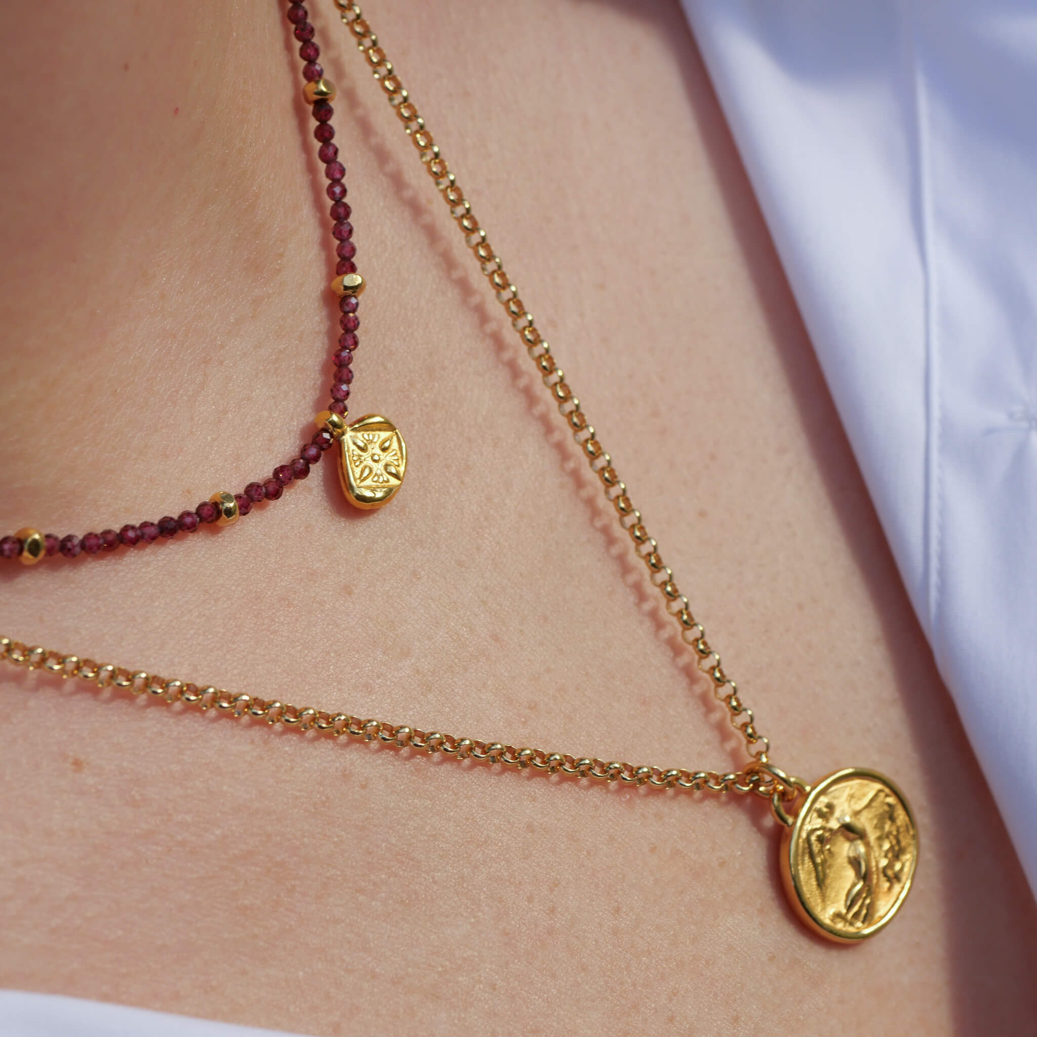 Kette Leona aus Rhodolit mit 925er Silber Anhänger mit Löwe und Stern - True Nuggets of Love