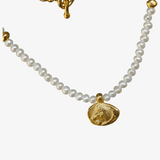 Kette Leona mit Löwe und Stern und weißen Süßwasserperlen aus 925er Silber vergoldet - True Nuggets of Love