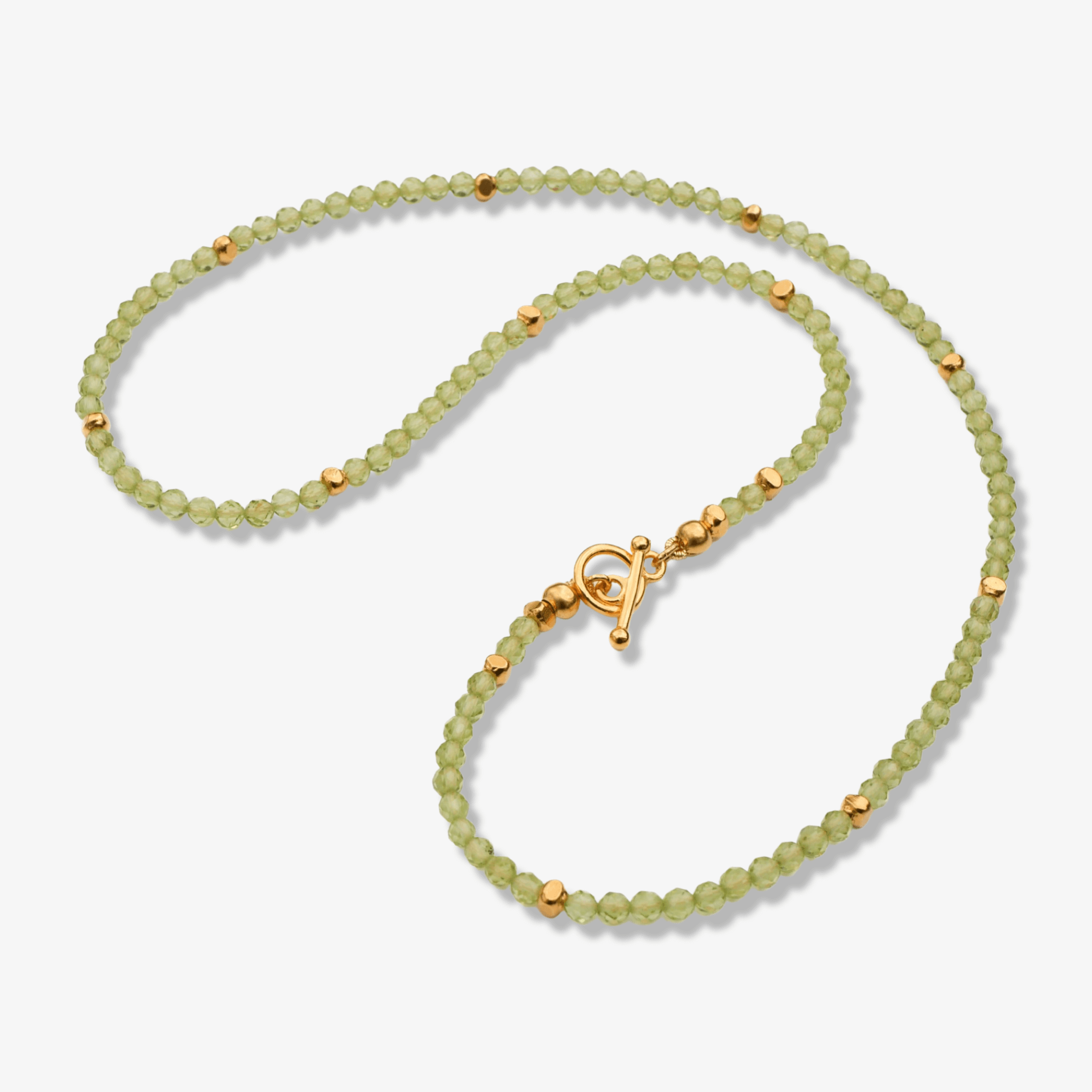 Kette Maya aus funkelndem, apfelgrünem Peridot Edelsteinen mit vergoldeten Elementen aus 925er Sterlin Silber - True Nuggets of love