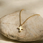 Feine nkerkette mit kleinem Kreuz aus 14K Gelbgold, bzw. 585er Gelbgold von True Nuggets. Die Kette ist 42cm lang.