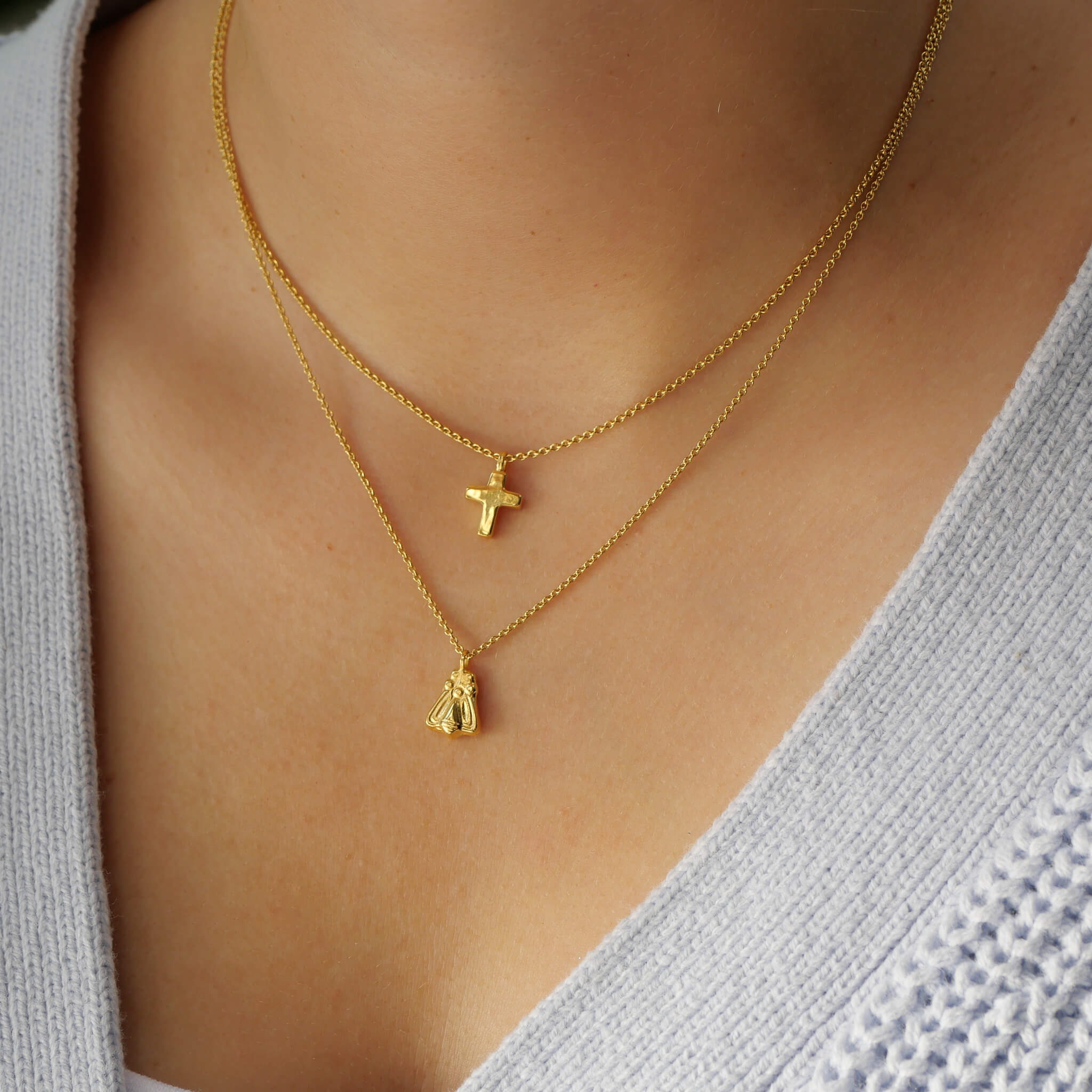 Kette mit Kreuz aus 14K Gelbgold bzw. 585er Gelbgold. Länge der Kette 42cm. im Layering kombiniert mit der Kette Biene aus 14K Gelbgold. Handgefertigt von True Nuggets