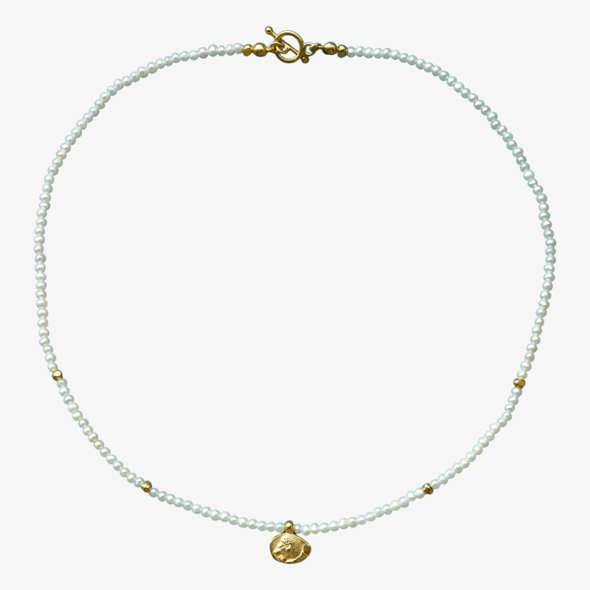 Kette Leona mit Löwe und Stern und weißen Süßwasserperlen aus 925er Silber vergoldet - True Nuggets of Love