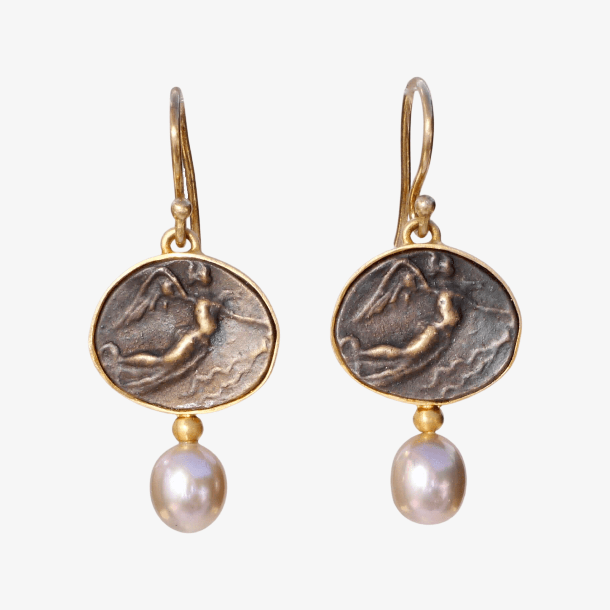 Ohrring Victoria mit Münze und Süßwasserperlen in altrosé aus 925er Silber vergoldet und Bronze- True Nuggets of Love