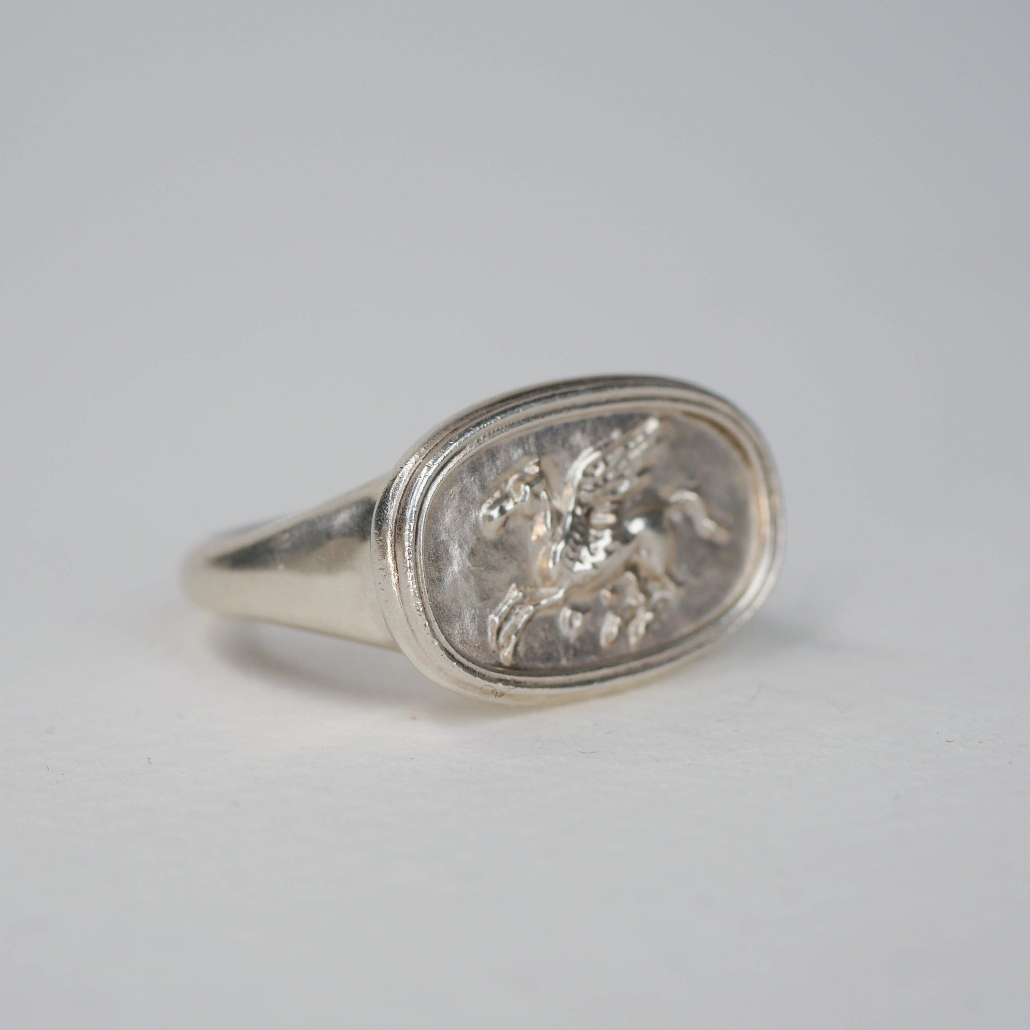Pegasus Siegelring aus massivem 925er Sterling Silber - TRUE NUGGETS of love